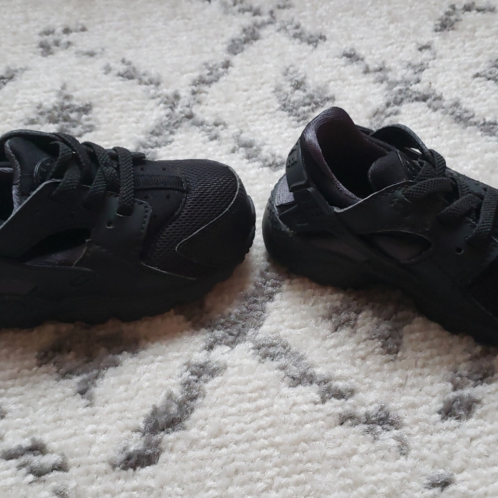 Nike Huarache Triple Black Toddler Size 6 Sneaker